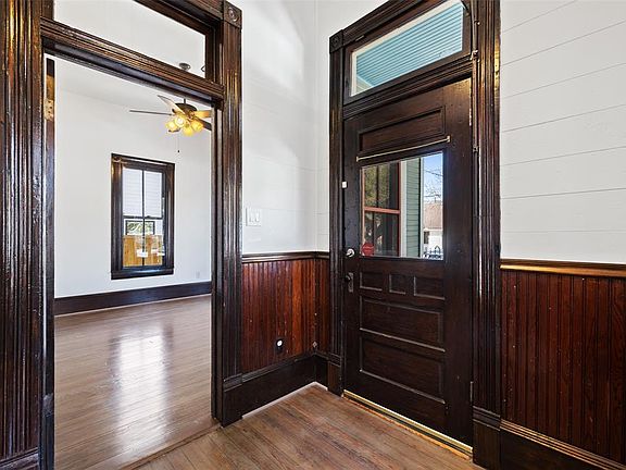 4th image of 1911 Crockett St