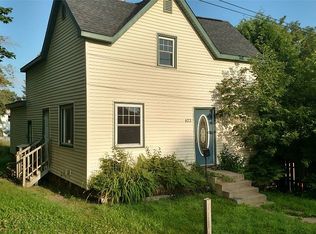 422 Pewabic St, Iron Mountain, MI 49801