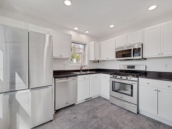 2nd image of 923 Essex Dr