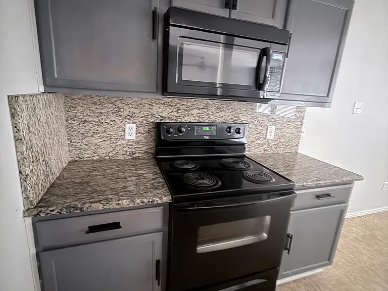 3008 Meadow Bluff Dr — Photo 5