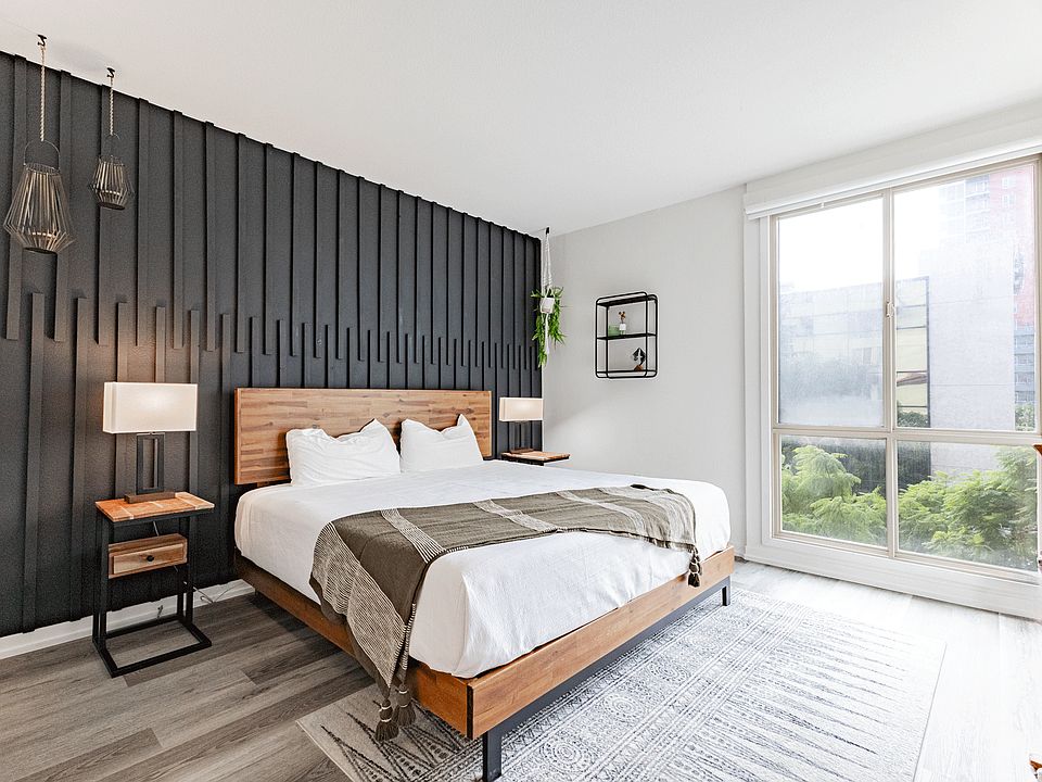 Master bedroom (king bed)