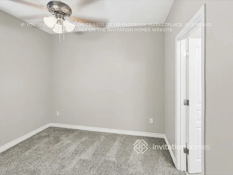 327 S Travis — Photo 14