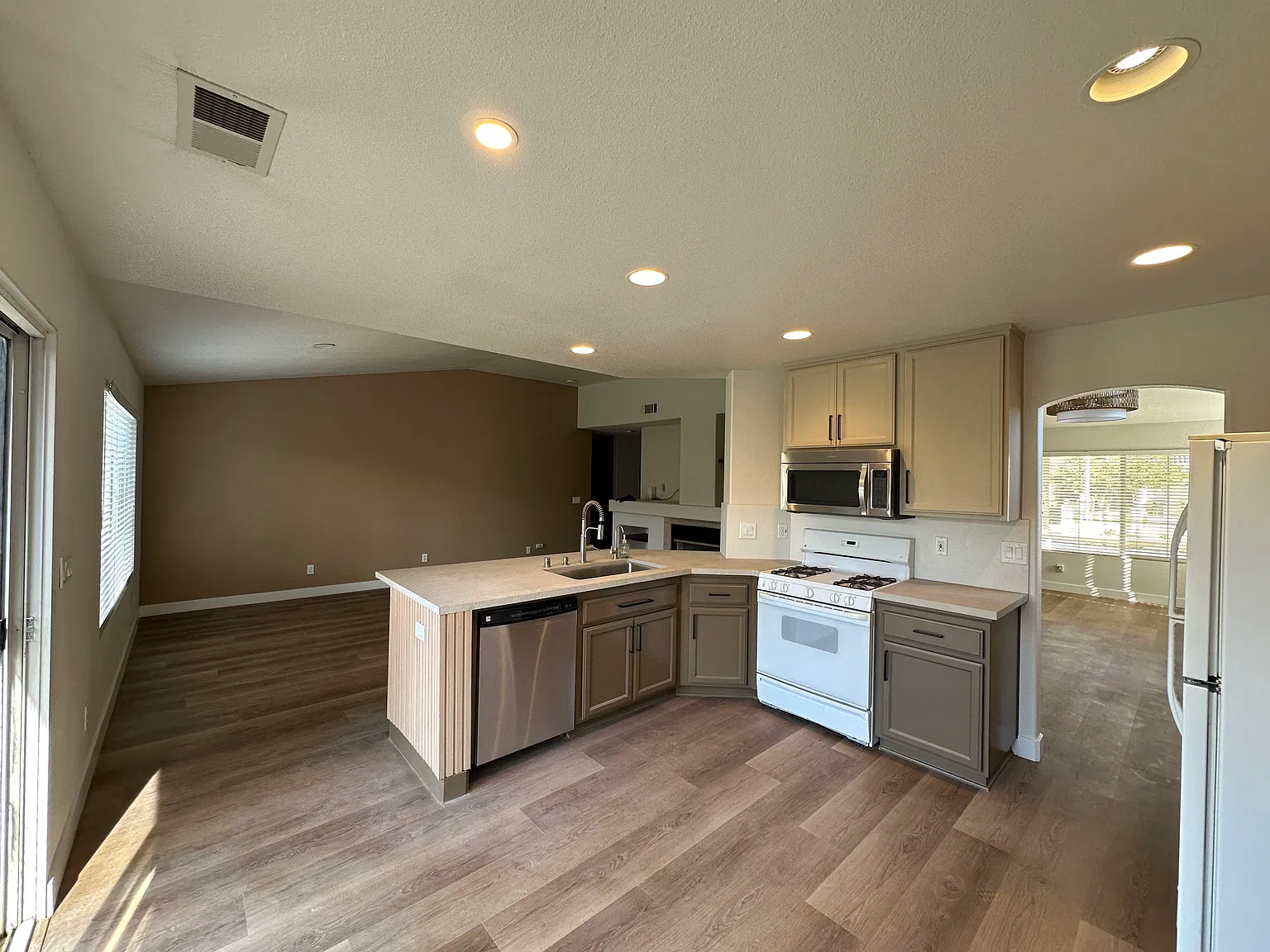 3 bed, 1713 sqft, $4,500 — Photo 2