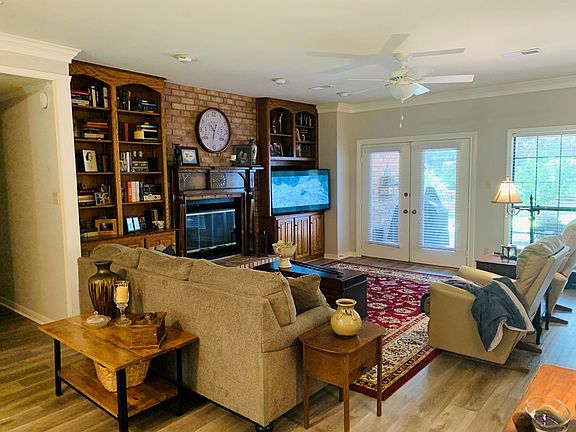 3rd image of 830 Hunterwood Dr