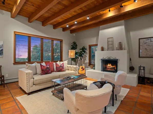 17 Camino Estrellas, Santa Fe, NM 87508