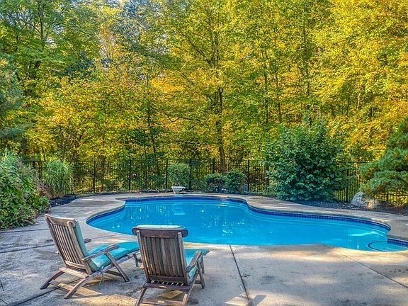 4th image of 9 Woodcrest Dr