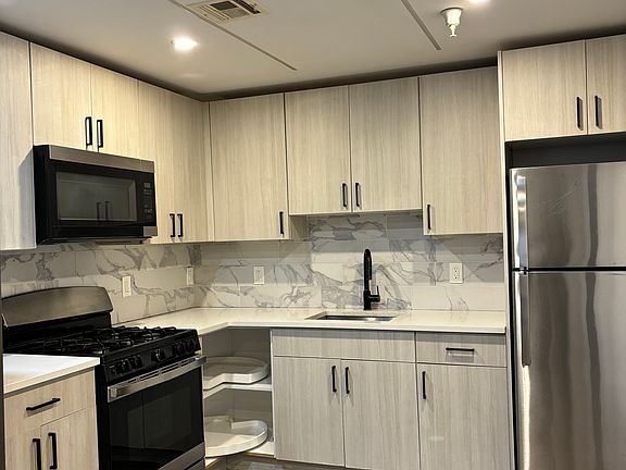 3rd image of 69 Jackson St Floor 3