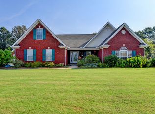 1422 Shiloh Oak Dr, Loganville, GA