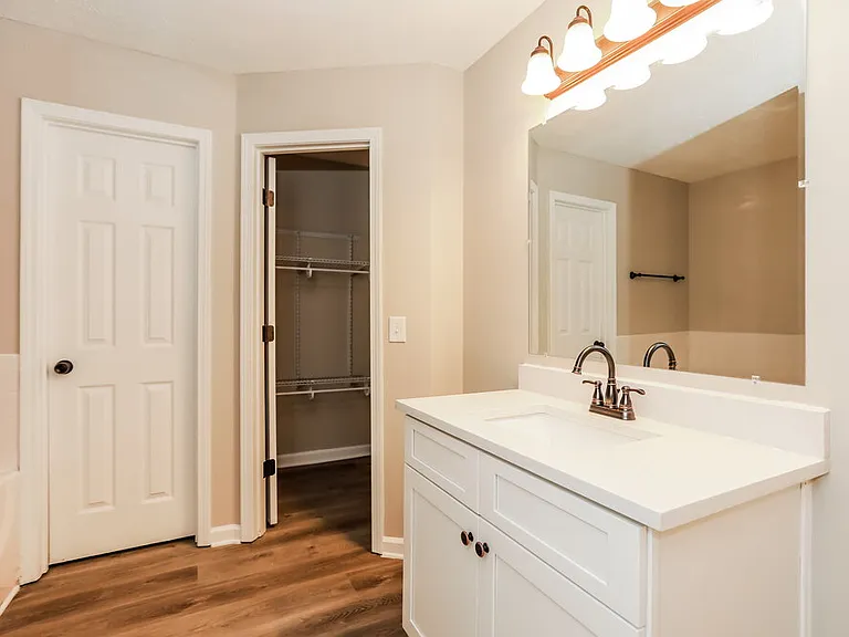 4505 Hunters Green Cir — Photo 10