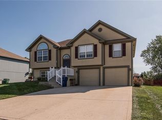 22003 Gracie Dr, Peculiar, MO 64078