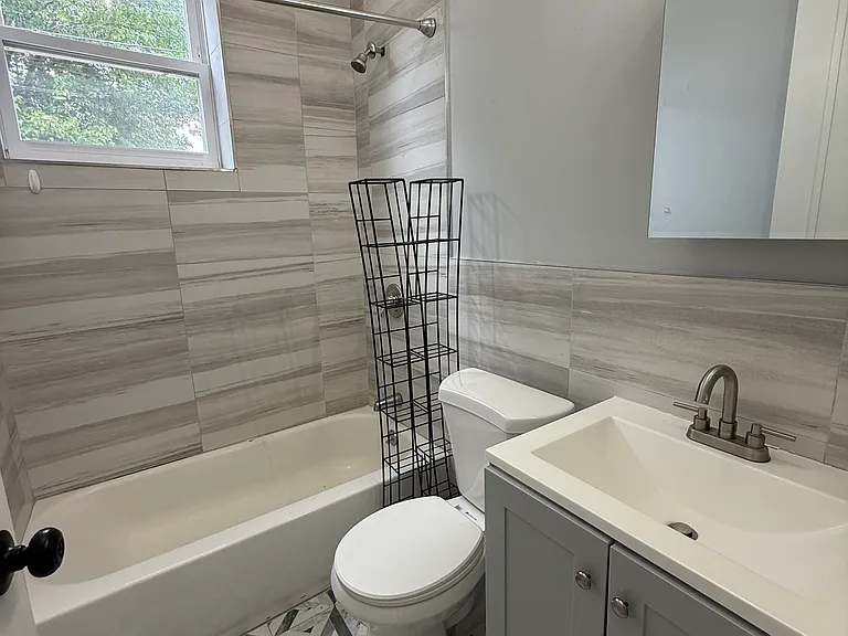 186 Hawthorne Ave #1L — Photo 5