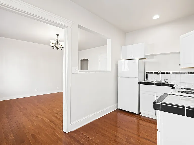 Amber Court Apartments — Photo 12