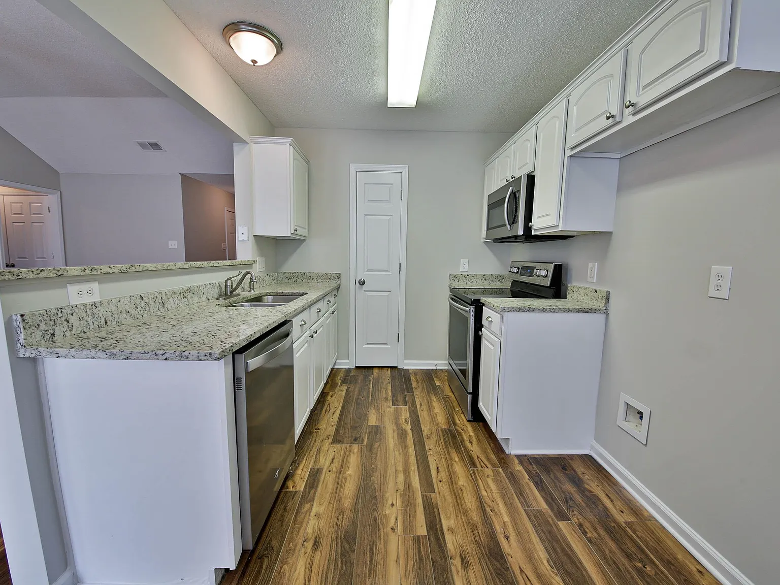 3 bed, 2.0 bath, 1305 sqft, $1,650 — Photo 3