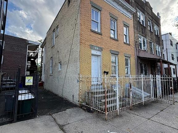2nd image of 210 Berkeley Ave