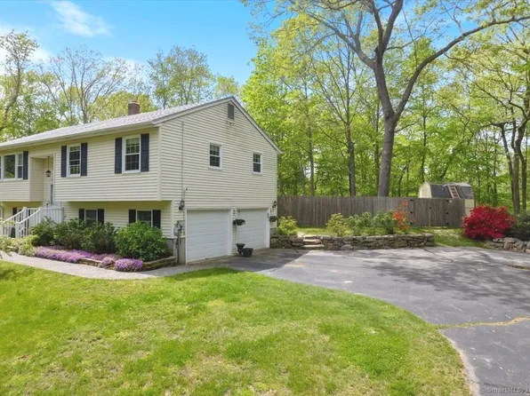 11 Lake Street, Ledyard, CT 06339