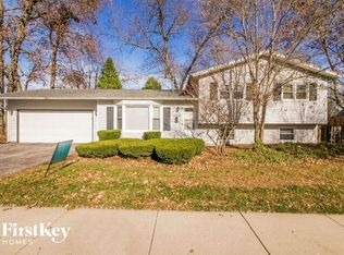 206 Lakeview Dr, Mundelein, IL