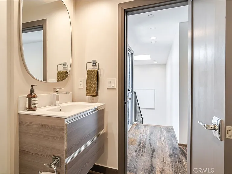 2707 Rockefeller Ln #B — Photo 28