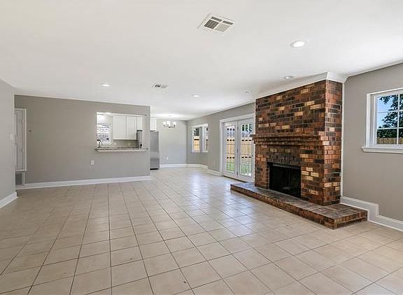 3rd image of 3125 Arbutus Ln