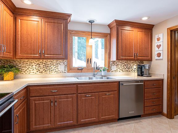 5th image of 27 Wedgewood Dr