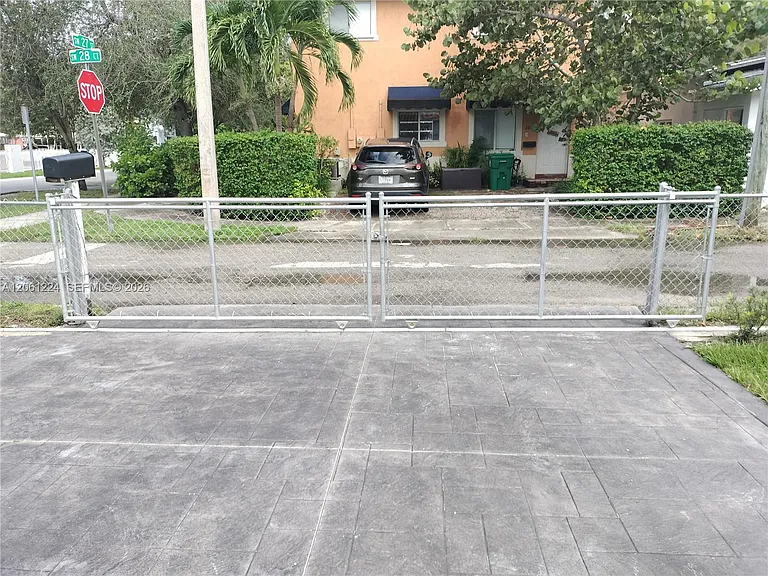 2700 SW 28th Ct — Photo 3