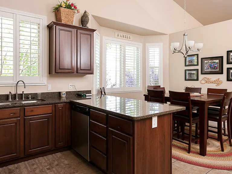 358 E Munich Dr — Photo 17