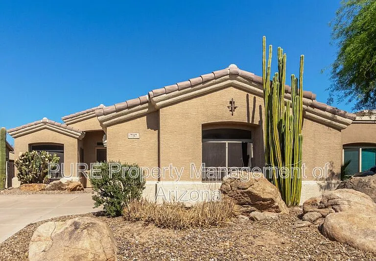 737 S Sycamore Pl — Photo 2