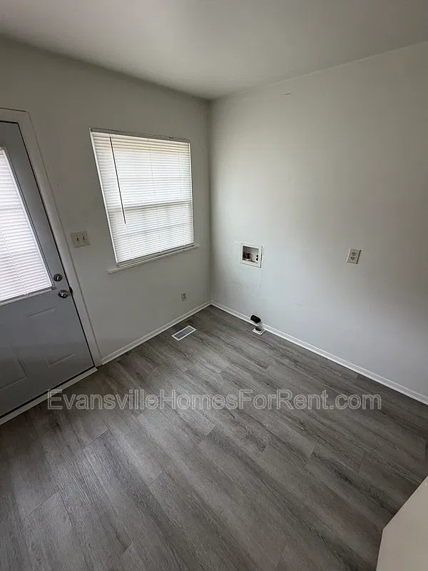 2 bed, 1.0 bath, $910 — Photo 4