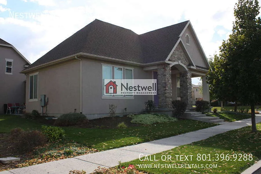 Great Fully Finished 5 Bedroom Rambler in Daybreak! — Photo 2