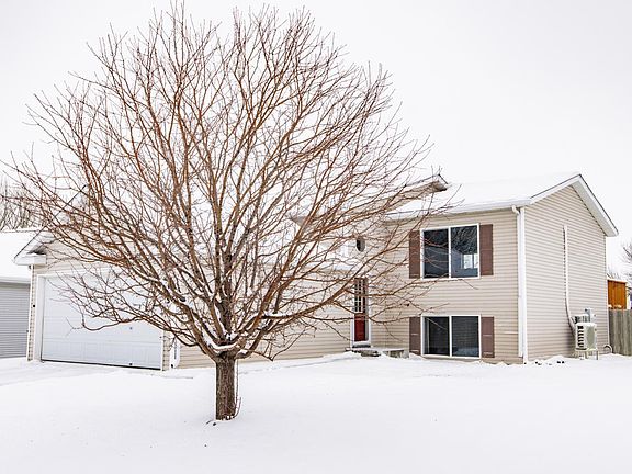 3rd image of 105 Evergreen Cir