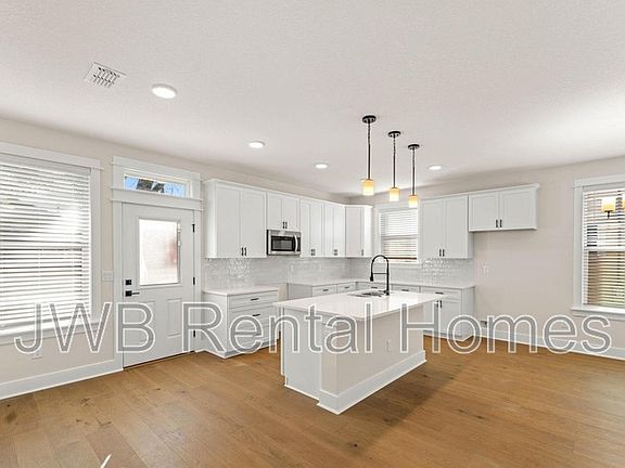 4th image of 32 E 10th St