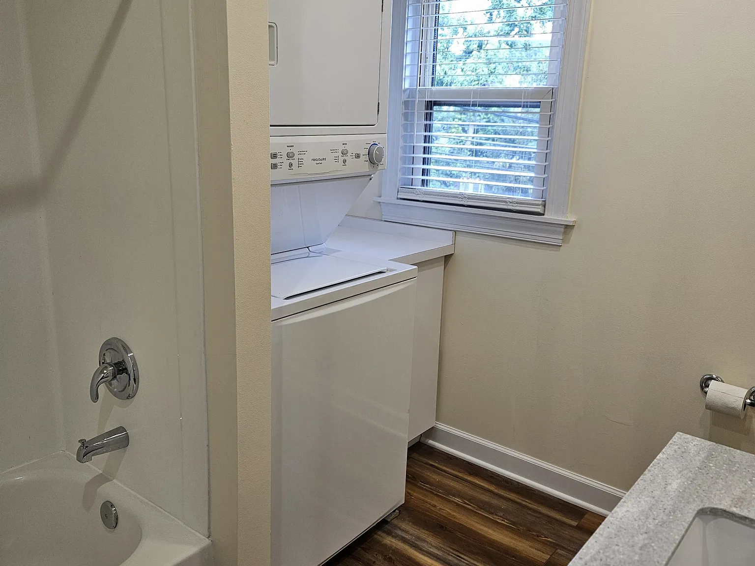2 bed, 930 sqft, $2,100 — Photo 3