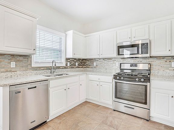 4th image of 313 Horsehill St