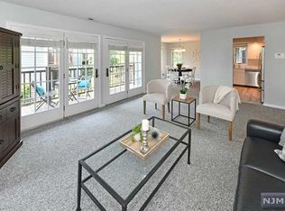 186 Surrey Ct, Ramsey, NJ 07446