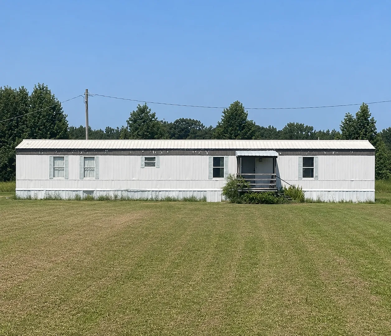 Country living with spacious front and backyard - 3 beds/ 2bath available now — Photo 1