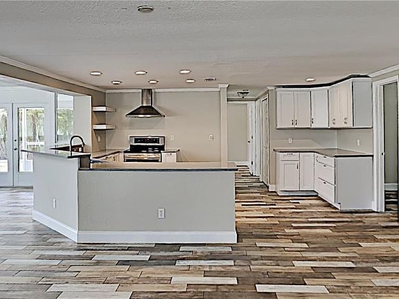 5th image of 709 Jamaica Cir W