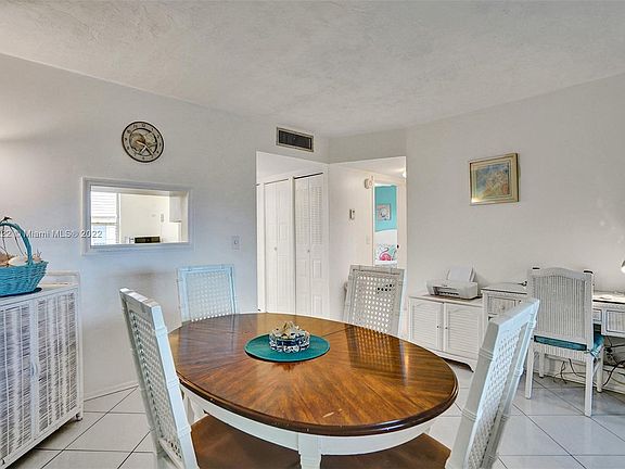 5th image of 2811 Somerset Dr APT 400
