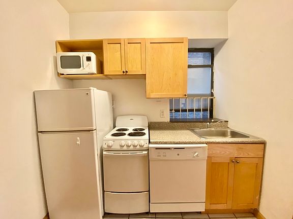 5th image of 202 E 7th St #3FF