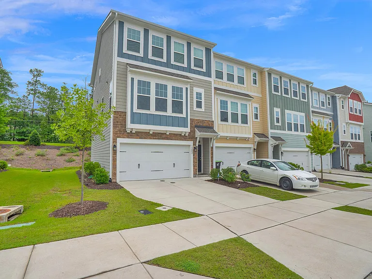 1202 Commack Dr — Photo 2