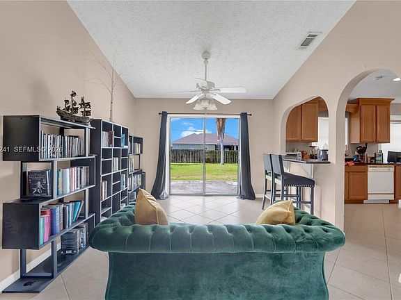 5th image of 1074 SW Alcantarra Blvd