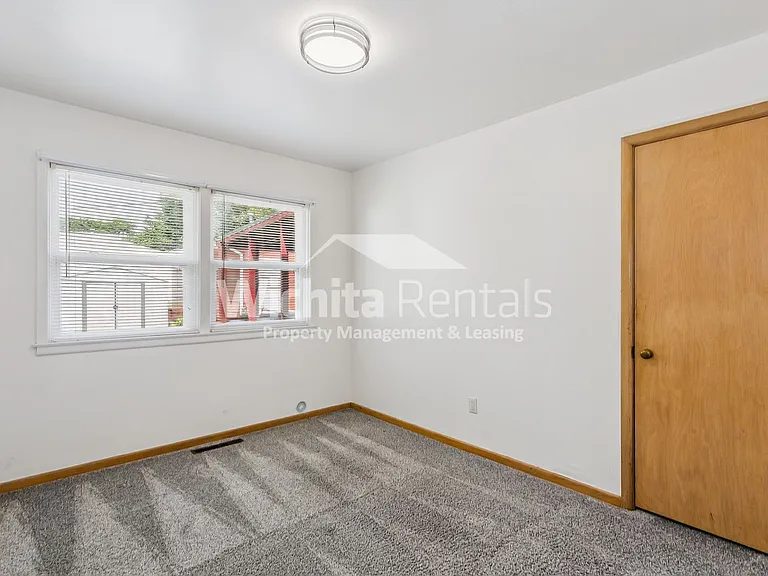 525 S Derby Ave — Photo 11