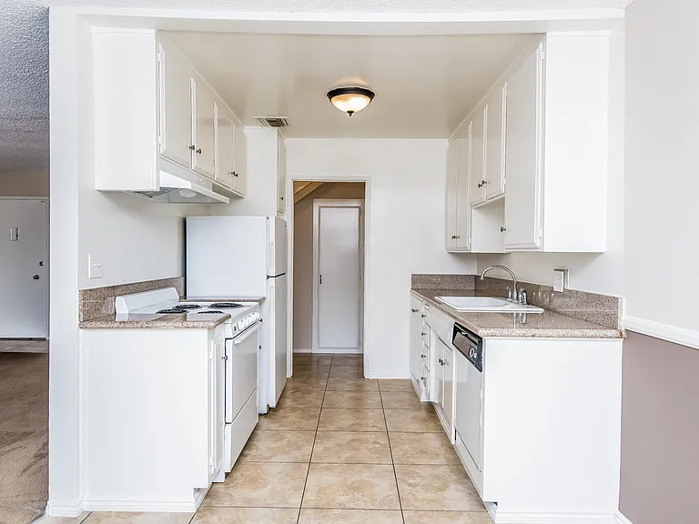 220 E Live Oak St — Photo 11