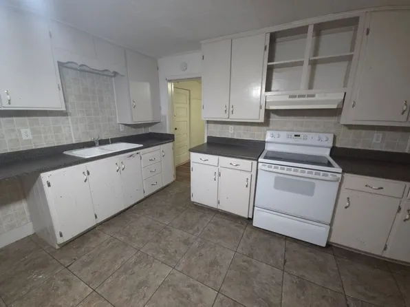 831 Grant Ave, Clay Center, KS 67432