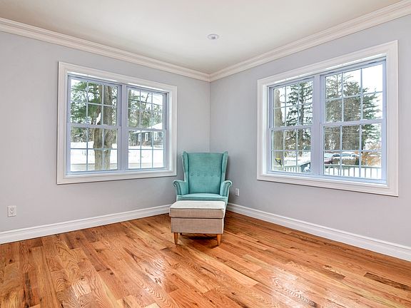 5th image of 31 Crest Dr