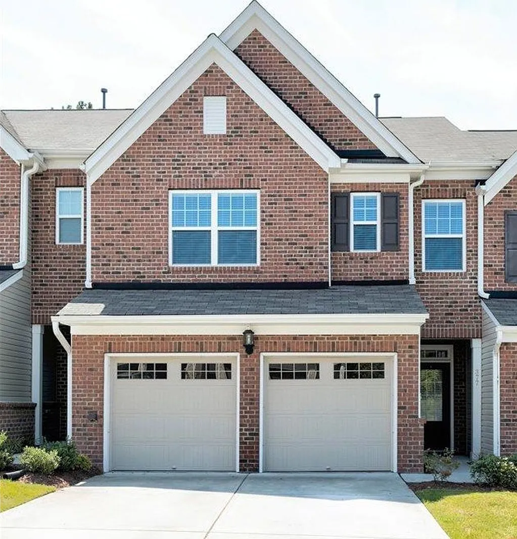 3 Bedroom 2.5 Bathroom Townhome Home w/ Open Floorplan and a 2 car Garage in the heart of Morrisv... — Photo 1