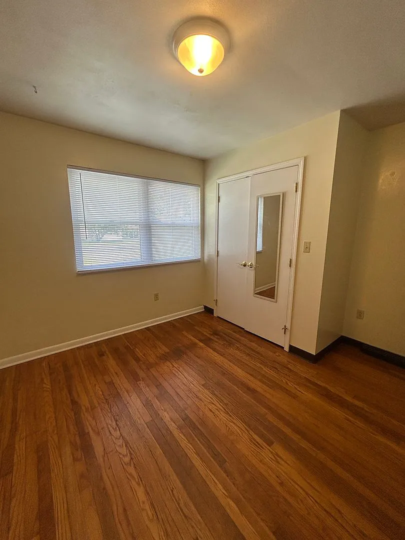 3 bed, 1 bath duplex — Photo 3