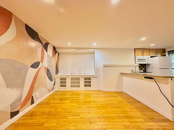 5th image of 220 Spencer St APT 2