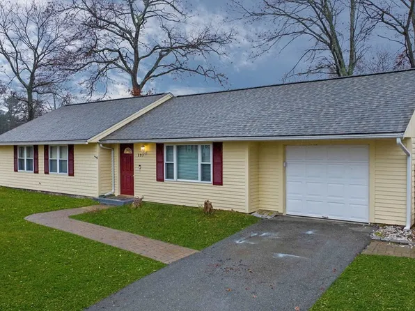 137 Crane Ave S, Taunton, MA 02780