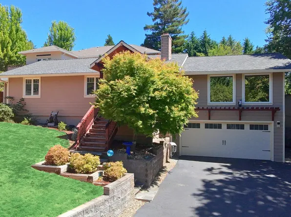 1594 Angelcrest Dr, Medford, OR 97504