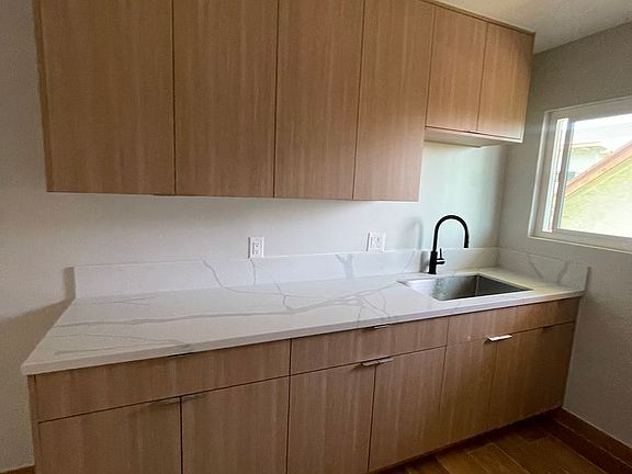 4th image of 1819 S Manhattan Pl APT 4