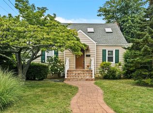 153 33rd St, Lindenhurst, NY 11757